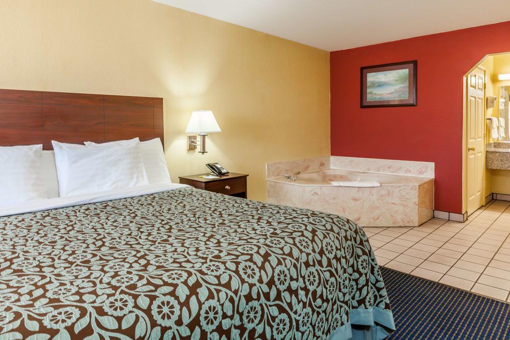 Days Inn Gun Barrel City Extérieur photo